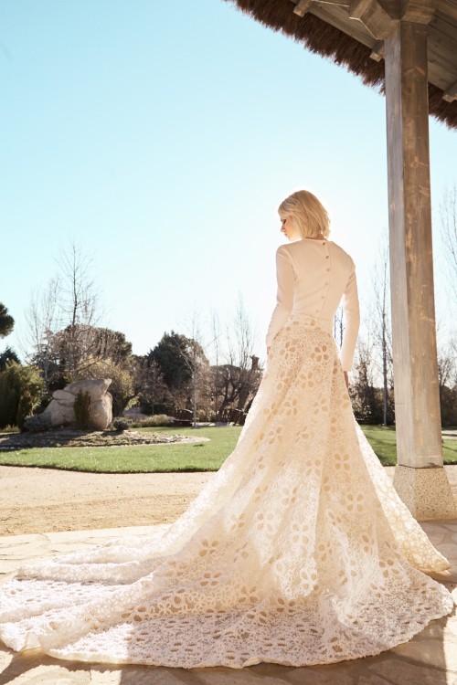 Conjunto para novias de maxifalda brocada y top abotonado en la espalda de apparentia