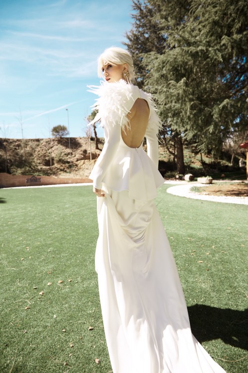 Vestido de novia con amplio escote en la espalda y hombreras de plumas de apparentia