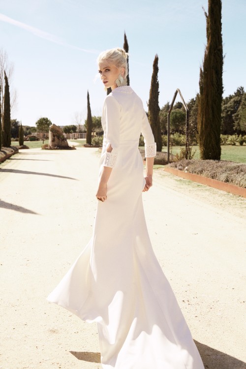 vestido de novia con cola blanco con solapa de flores y cremallera dorada de apparentia