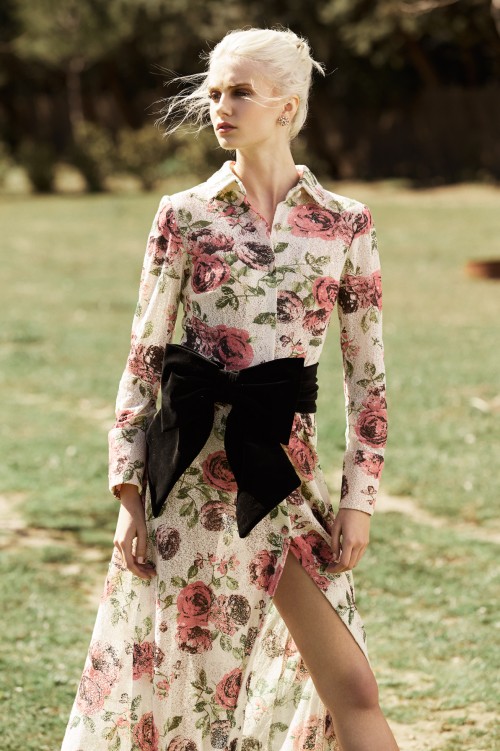 vestido camisero de novia estampado de flores con cola  y cinturon de terciopelo de apparentia coleccion novias 2018 2019