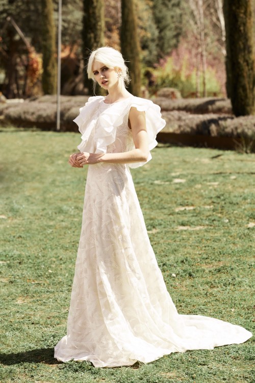 vestido con cola y escote en la espalda de tejido rustico de apparentia coleccion novias