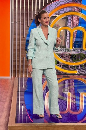 juez-masterchet-tv-samanta-vallejo-nagera-con-traje-chaqueta-brocada-invitada-boda-apparentia