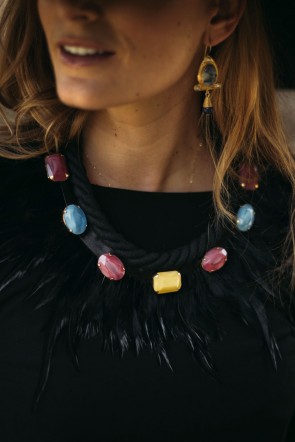 collar cordon negro plumas piedras colores facetadas complementos invitada miss cavalier fiesta boda