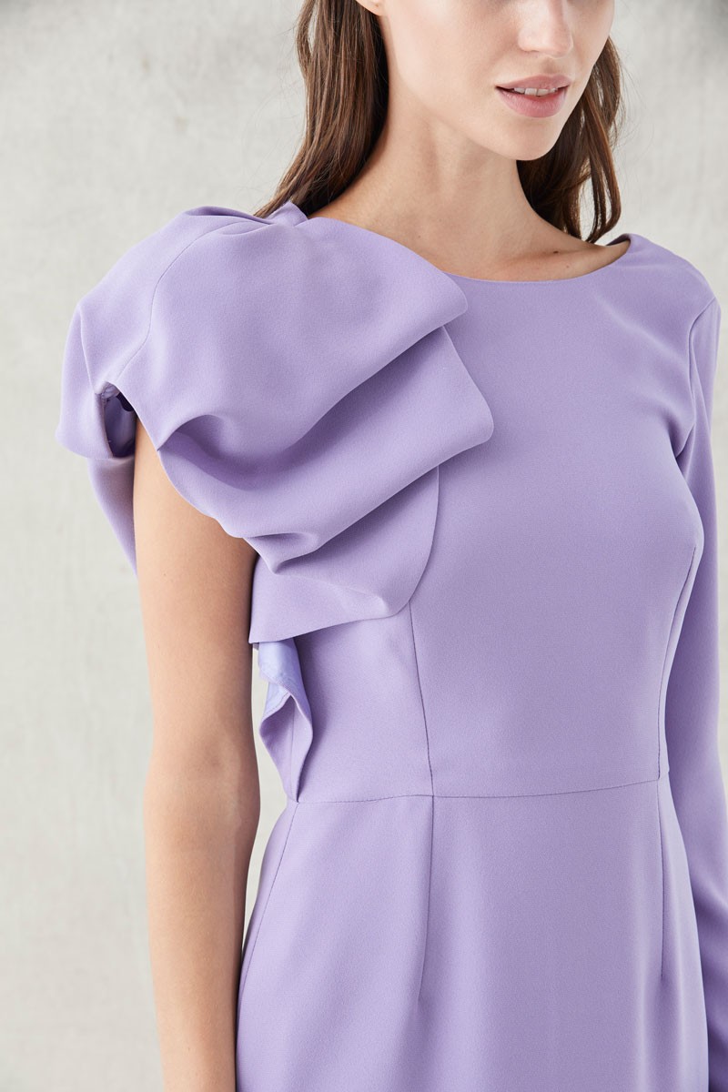 vestidos cortos para invitadas de boda cuerpo asimetrico color lila manga con bollito manga larga  eventos fiestas bautizos apparentia