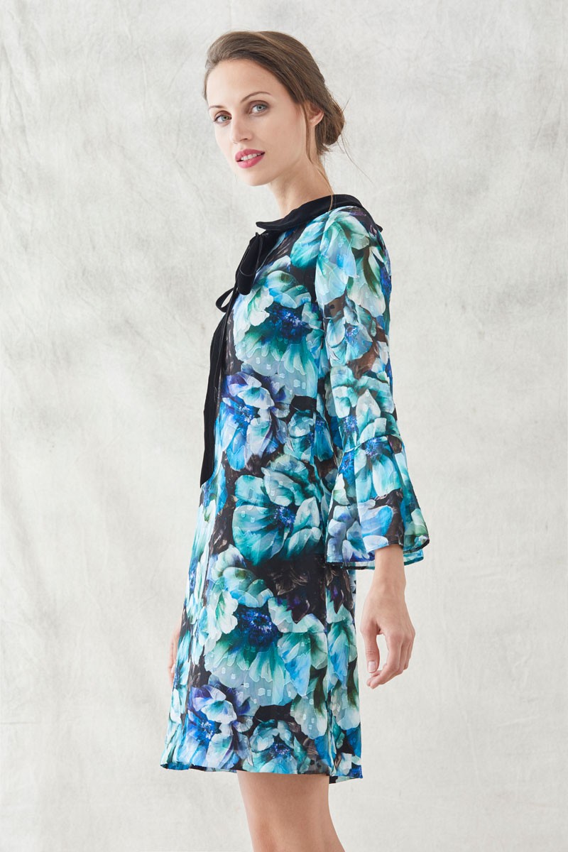 vestido estampado de flores azules moradas y verdes de vuelo corto  con manga con volantes precioso ideal eventos apparentia