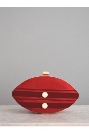 bolso rojo de ante semicircular con apliques blancos y tiras de terciopelo rojas para invitadas