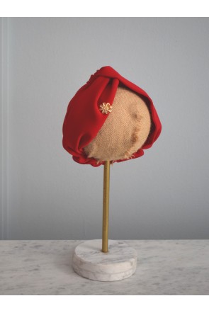 comprar online complementos de fiesta turbante rojo con flores doradas para invitadas apparentia