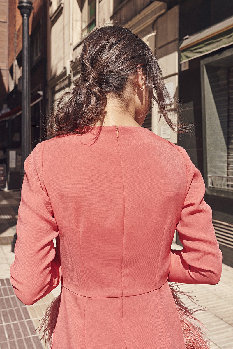 Vestido corto de fiesta coral con plumas de avestruz  de manga larga para invitadas boda fiesta