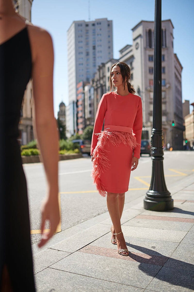 Vestido corto de fiesta coral con manga larga y plumas de avestruz  para invitadas boda fiesta
