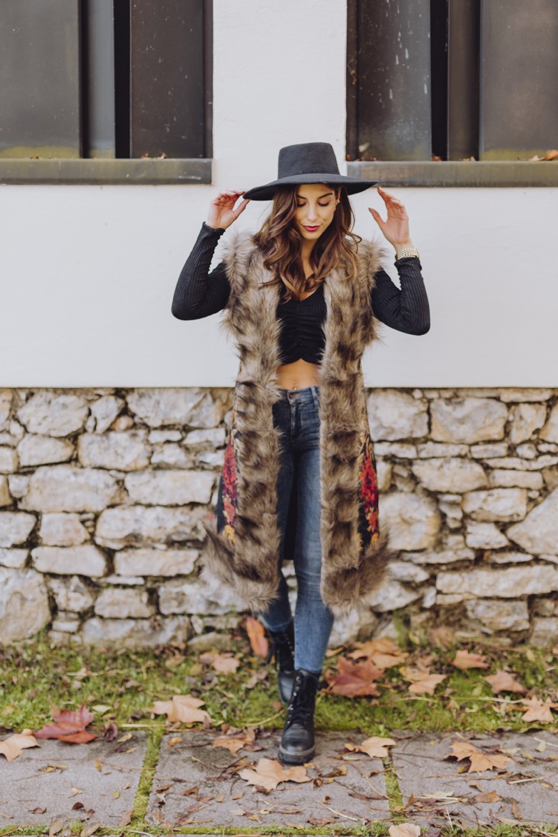 comprar online chaleco brocado jacqurad negro y dorado con pelo prenda de abrigo de apparentia para invierno y primavera