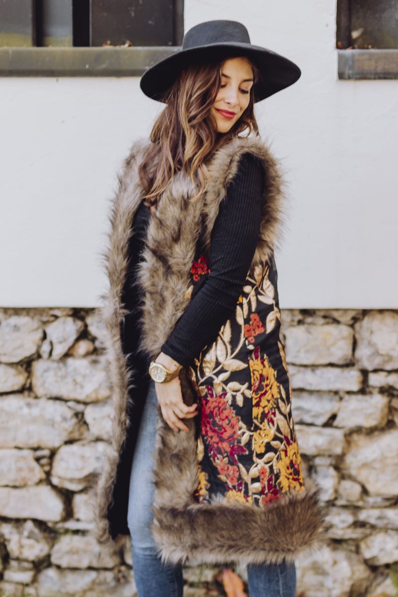 chaleco brocado jacqurad negro y dorado con pelo prenda de abrigo de apparentia para invierno y primavera