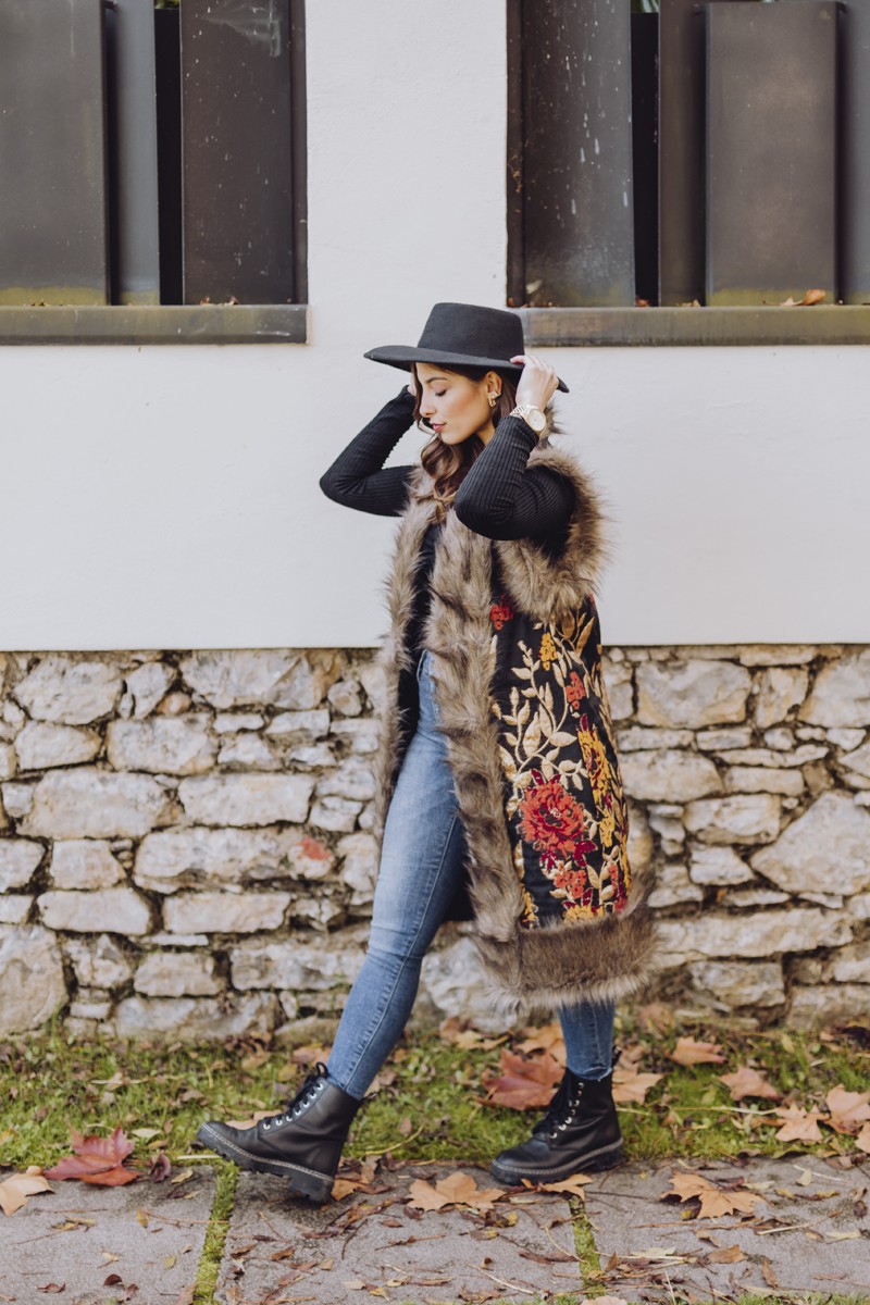 comprar online chaleco brocado jacqurad negro y dorado estilo etnico con pelo prenda de abrigo de apparentia para invierno y primavera