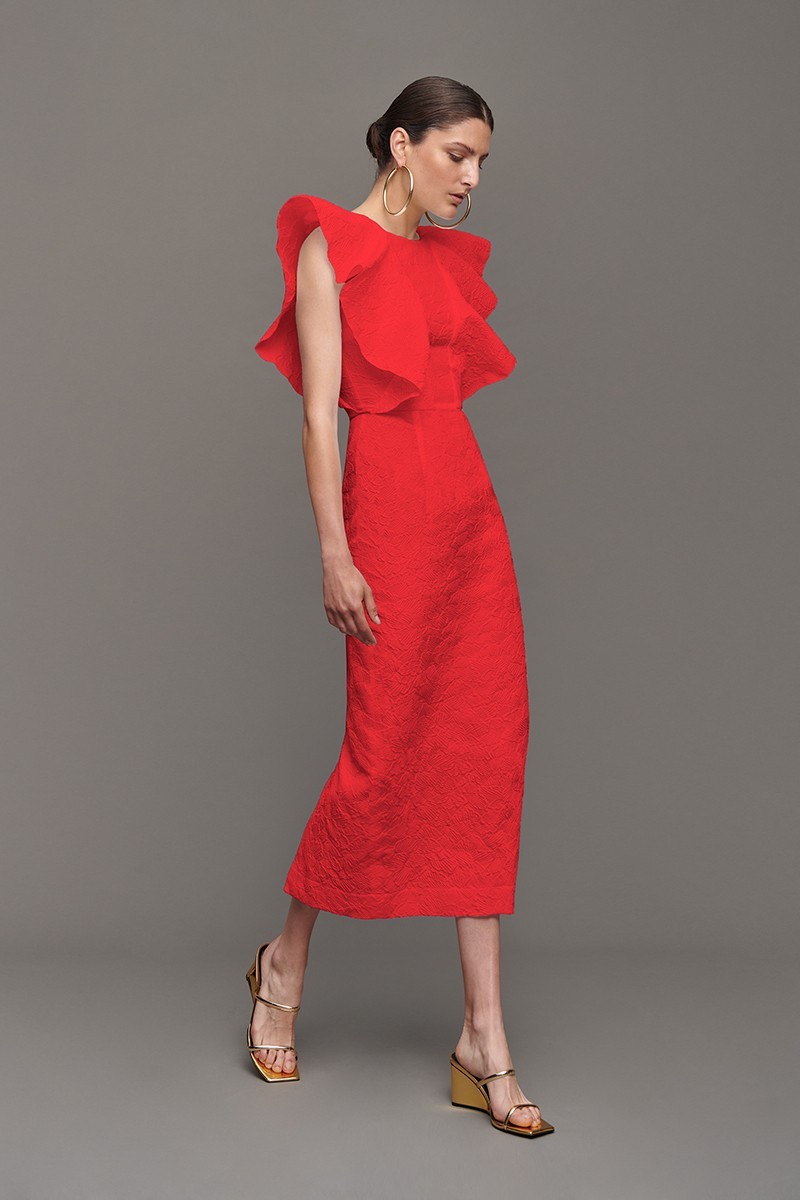 vestido de boda rojo con volantes y largo midi