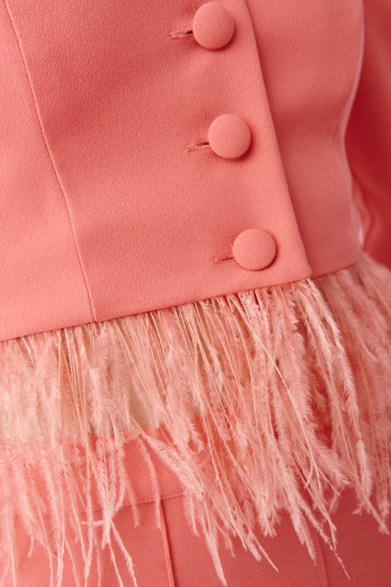 comprar online conjunto de pantalon  y top con pluma y manga francesa  en color coral  para invitadas a boda, bautizo, comunion, graduacion, fiesta