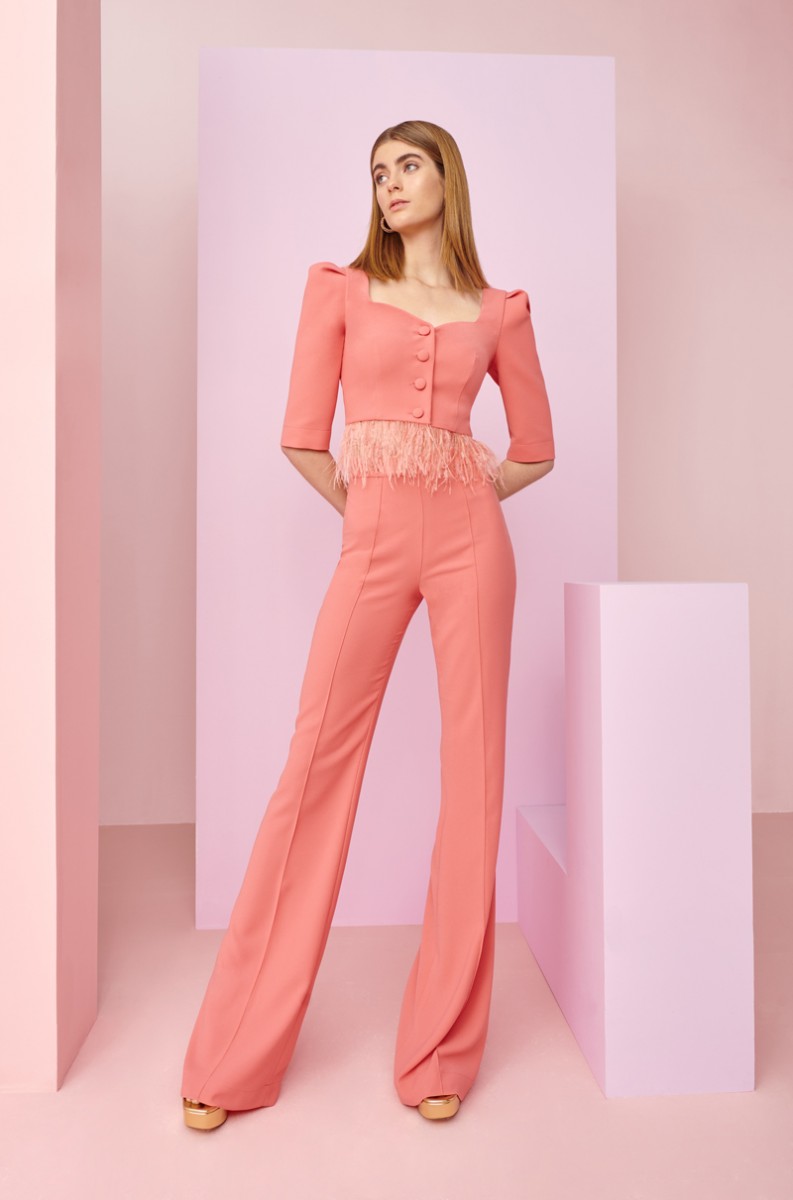 pantalon palazzo y top corto con botones y pluma y manga francesa  en color coral  para invitadas a boda, bautizo, comunion, graduacion, fiesta
