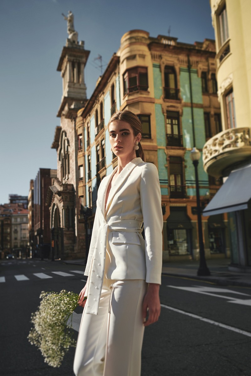 comprar online  traje de chaqueta en crepe blanco y detalles de plumetti con blazer cuello esmoquin, boda civil, madre de comunion, bautizo, fondo de armario