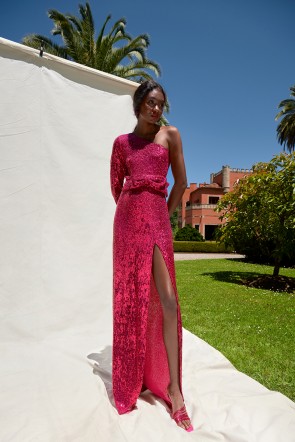 comprar online Vestido de fiesta largo asimétrico de lentejuelas rosa fucsia con cinturon con lazo y abertura en la falda  para invitadas bodas