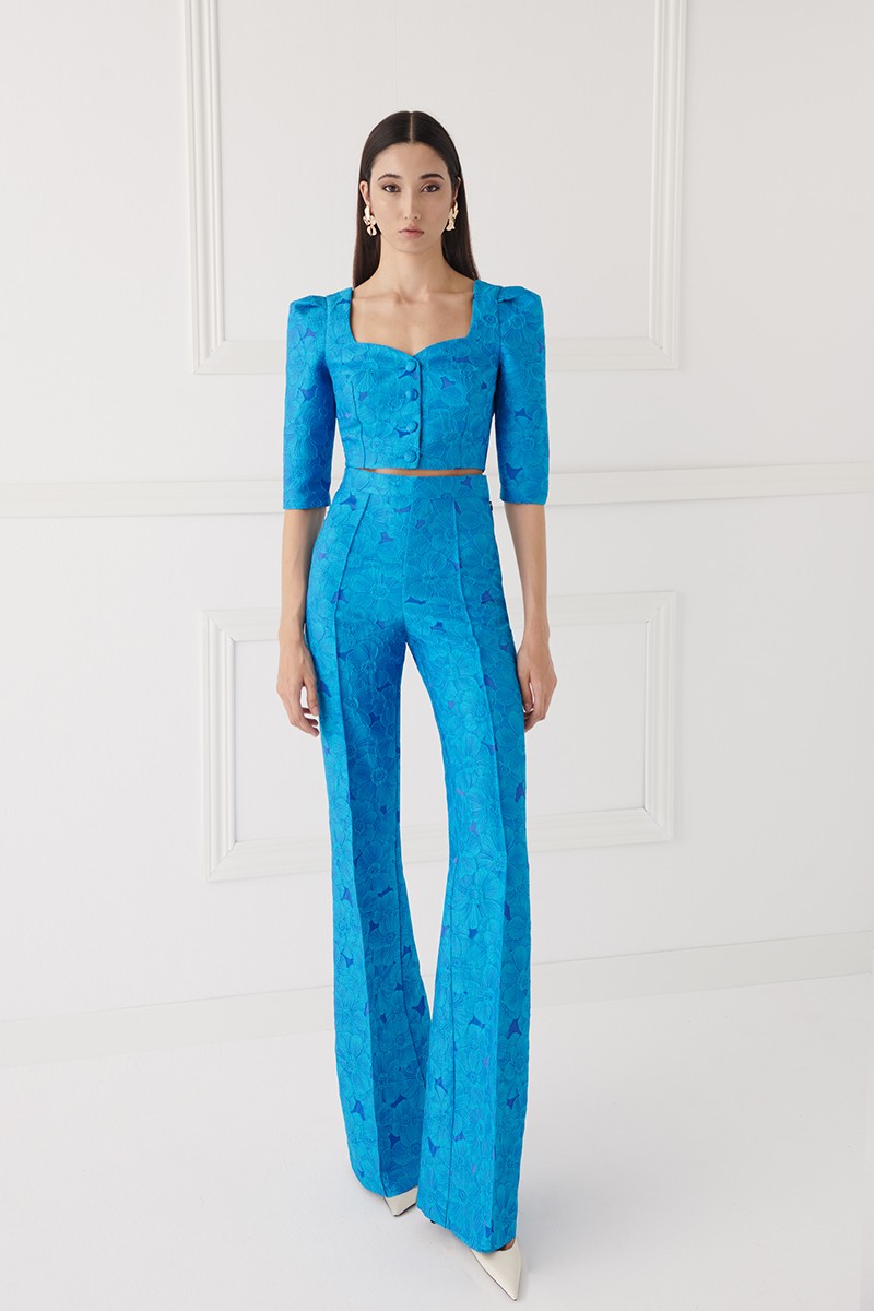 conjunto pantalon y top en tejido brocado azul con escote corazon, manga francesa y pliegues y botones forrados para invitada de boda, mama de comunion, mama de bautizo, fiesta, evento, cóctel