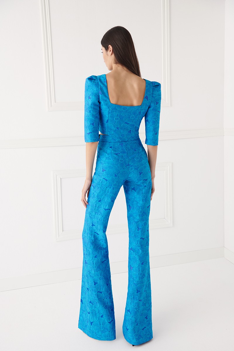conjunto palazzo y top corto en tejido brocado azul con escote corazon, manga francesa y pliegues y botones forrados para invitada de boda, mama de comunion, mama de bautizo, fiesta, evento, cóctel
