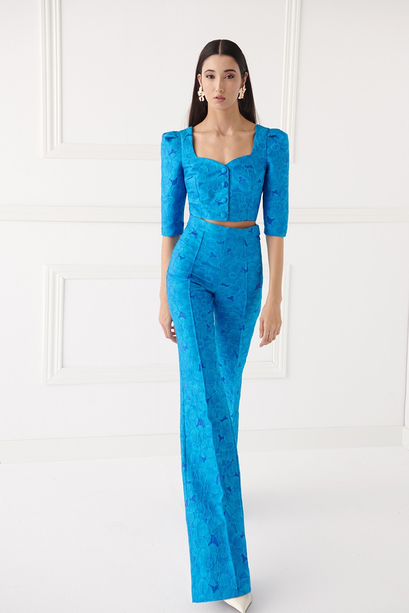 conjunto pantalon y top corto en tejido brocado azul con escote corazon, manga francesa y pliegues y botones forrados para invitada de boda, mama de comunion, mama de bautizo, fiesta, evento, cóctel