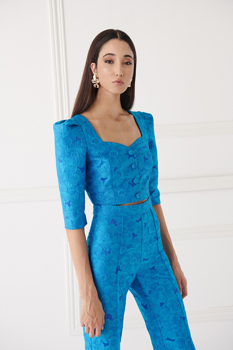 top corto brocado azul con escote corazon, manga francesa y pliegues y botones forrados para invitada de boda, mama de comunion, mama de bautizo, fiesta, evento, cóctel