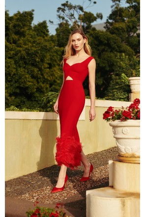 Comprar online Vestido de fiesta en crepe rojo con escote corazon, abertura abdomen y plumas en falda para evento de verano, coctel, celebracion, graduacion, bautizo, boda de dia