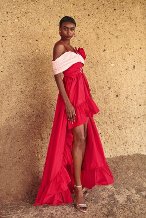 Espectacular vestido de fiesta confeccionado en tafeta rojo con escote bardot rosa palo con flore de adorno y falda de gran volumen asimetrica con volante para invitada a boda, hermano del novio, hermana de la novia, fiesta