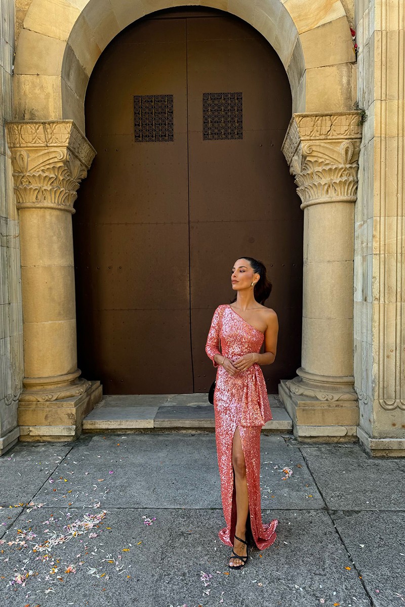 comprar online Vestido de fiesta largo asimétrico de pailletes coral con cinturon con lazo y abertura en la falda  para invitadas bodas de noche, fiesta, evento, apparentia