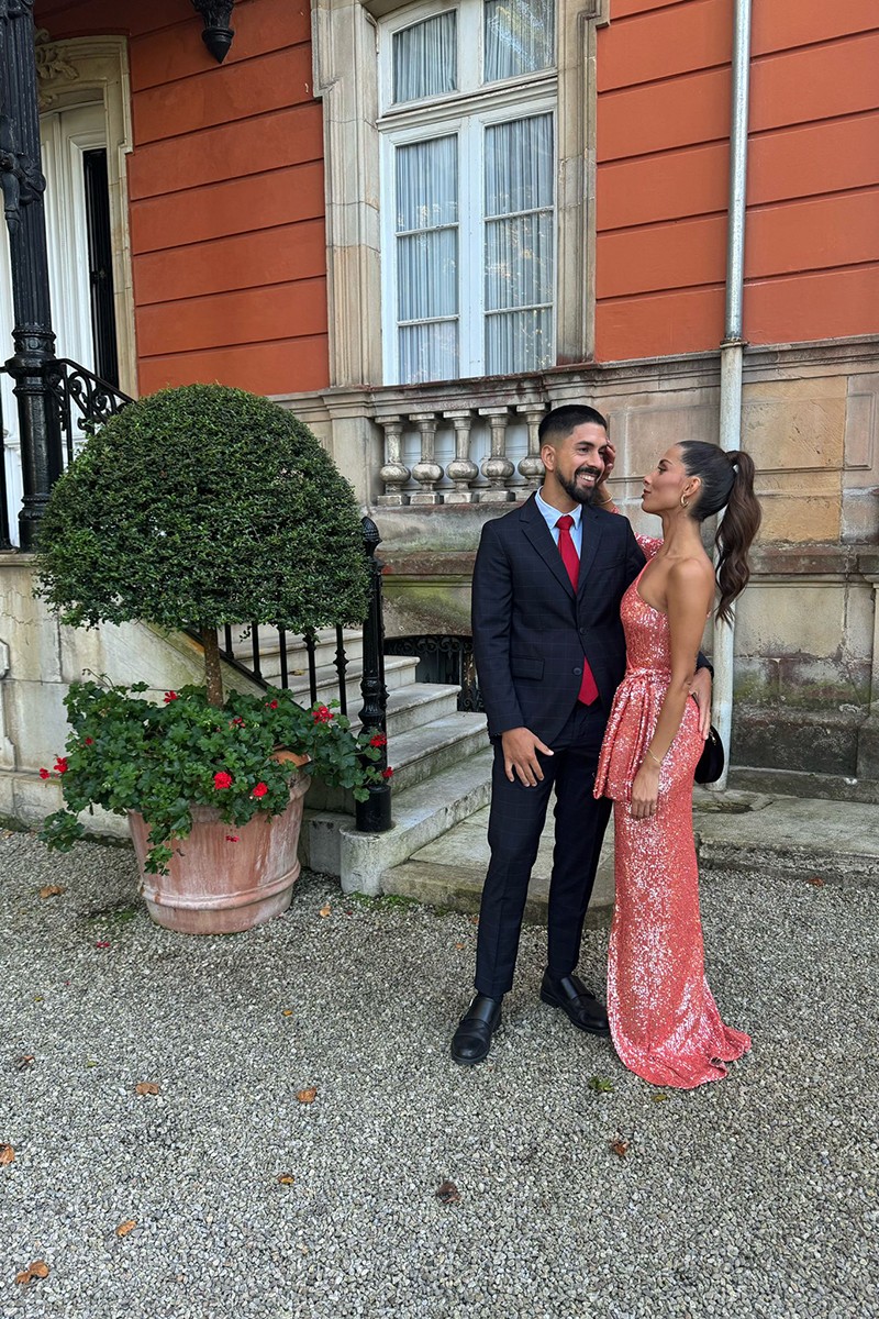comprar online Vestido de fiesta largo asimétrico de pailletes coral con cinturon con lazo y abertura en la falda  para invitadas bodas de noche, fiesta, evento, apparentia