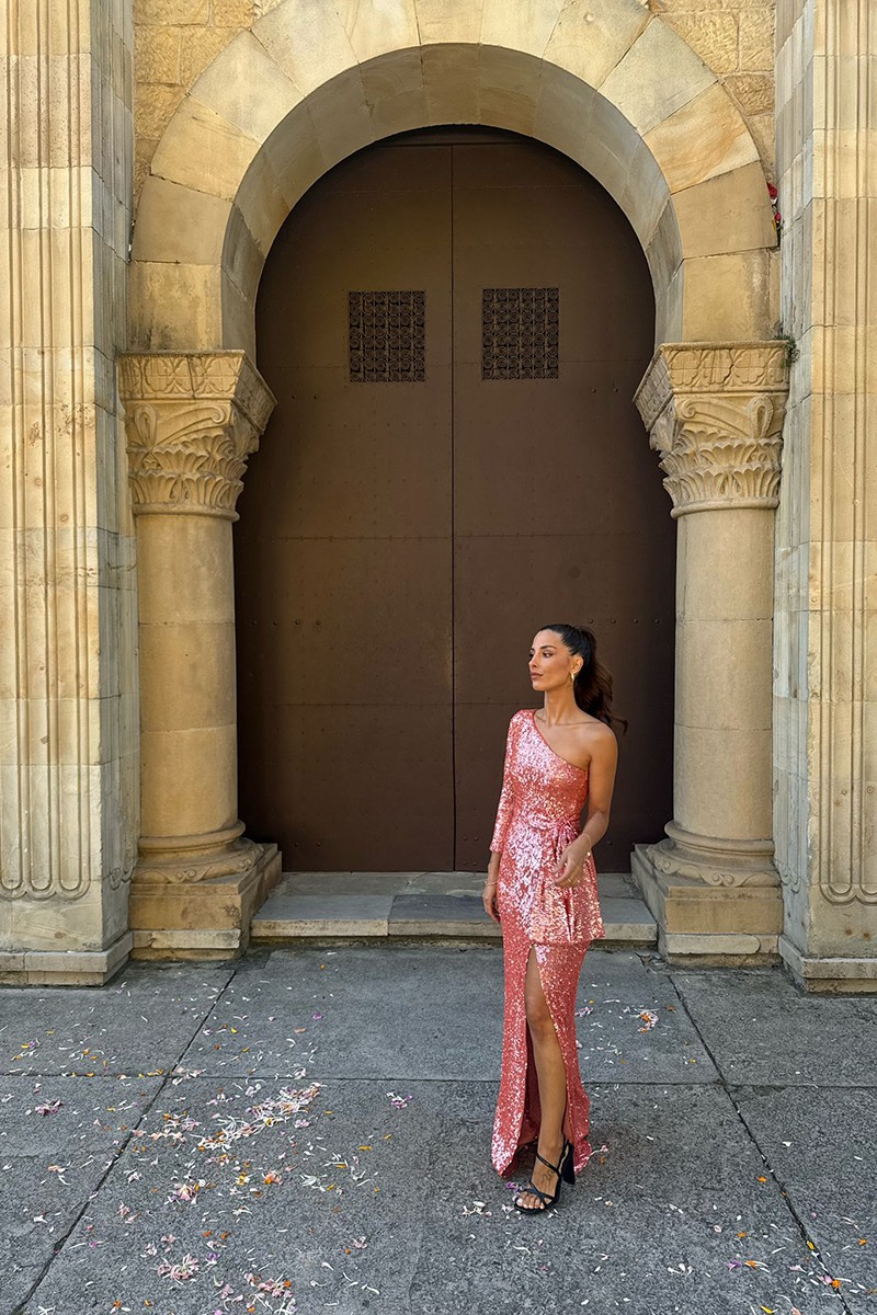 comprar online comprar online Vestido de fiesta largo asimétrico de pailletes coral con cinturon con lazo y abertura en la falda  para invitadas bodas de noche, fiesta, evento, apparentia