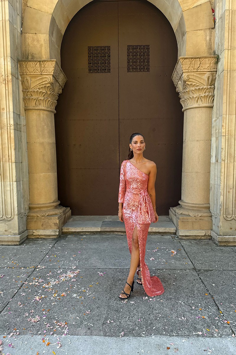 comprar online comprar online Vestido de fiesta largo asimétrico de pailletes coral con cinturon con lazo y abertura en la falda  para invitadas bodas de noche, fiesta, evento, apparentia