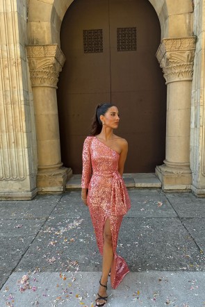 comprar online Vestido de fiesta largo asimétrico de pailletes coral con cinturon con lazo y abertura en la falda  para invitadas bodas de noche, fiesta, evento, apparentia