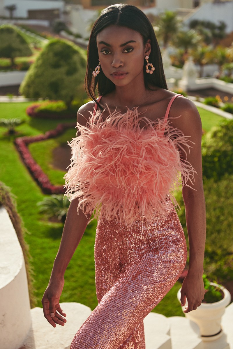 comprar online Top de fiesta corto con plumas en crepe coral ideal para invitadas boda de noche, fiesta, evento verano apparentia