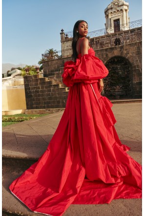 abrigo largo confeccionado en tafetán de alta calidad de color rojo con la parte interior en rosa palo