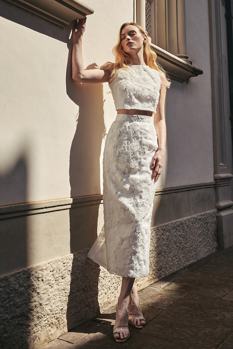 Espectacular conjunto de novia compuesto por  falda recta midi y top corto confeccionado en tul fantasía con flores bordadas en relieve y pailletes color blanco de gran calidad.