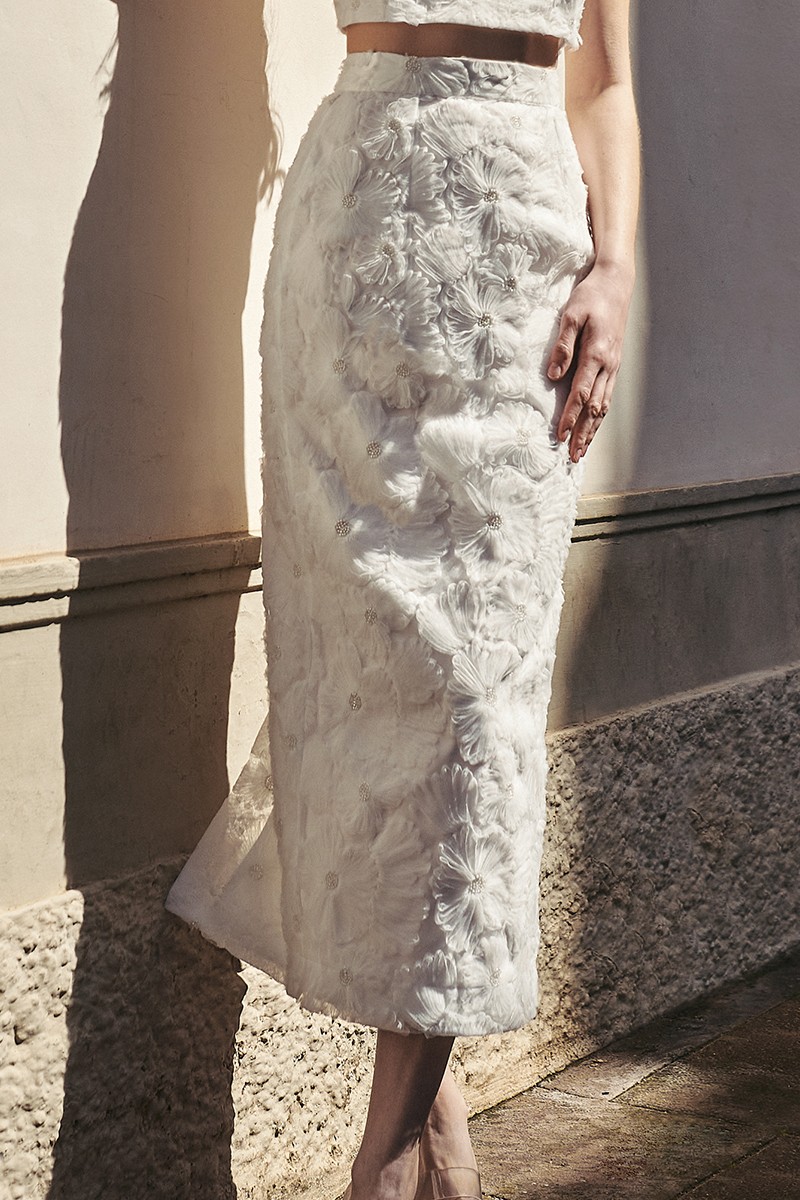 conjunto de novia compuesto por  falda recta midi y top corto confeccionado en tul fantasía con flores bordadas en relieve y pailletes color blanco de gran calidad.