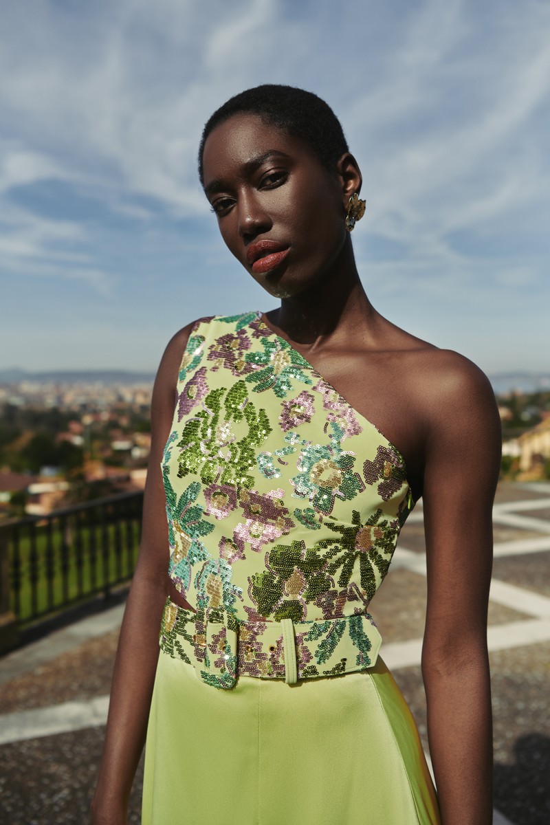 vestido asimetrico lima confeccionado en saten y lentejuela en tonos verdes, aguamarina y morado con abertura lateral abdomen para invitadas a boda, fiesta de verano, hermana de la novia, o novio largo en color lima confeccionado en saten y lentejuel