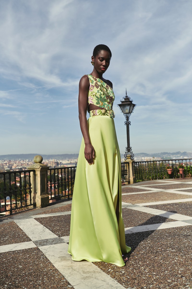 vestido sexy de fiesta largo en color lima confeccionado en saten y lentejuela en tonos verdes, aguamarina y morado con abertura lateral abdomen para invitadas a boda de verano, hermana de la novia, o novio
