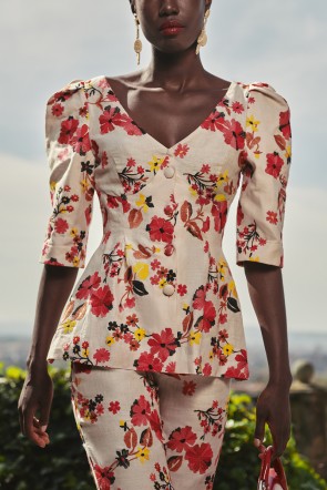 top de lino beige con flores bordadas de colores con botones y manga francesa para invitada fiesta, boda, evento, mamá de comunion comprar online
