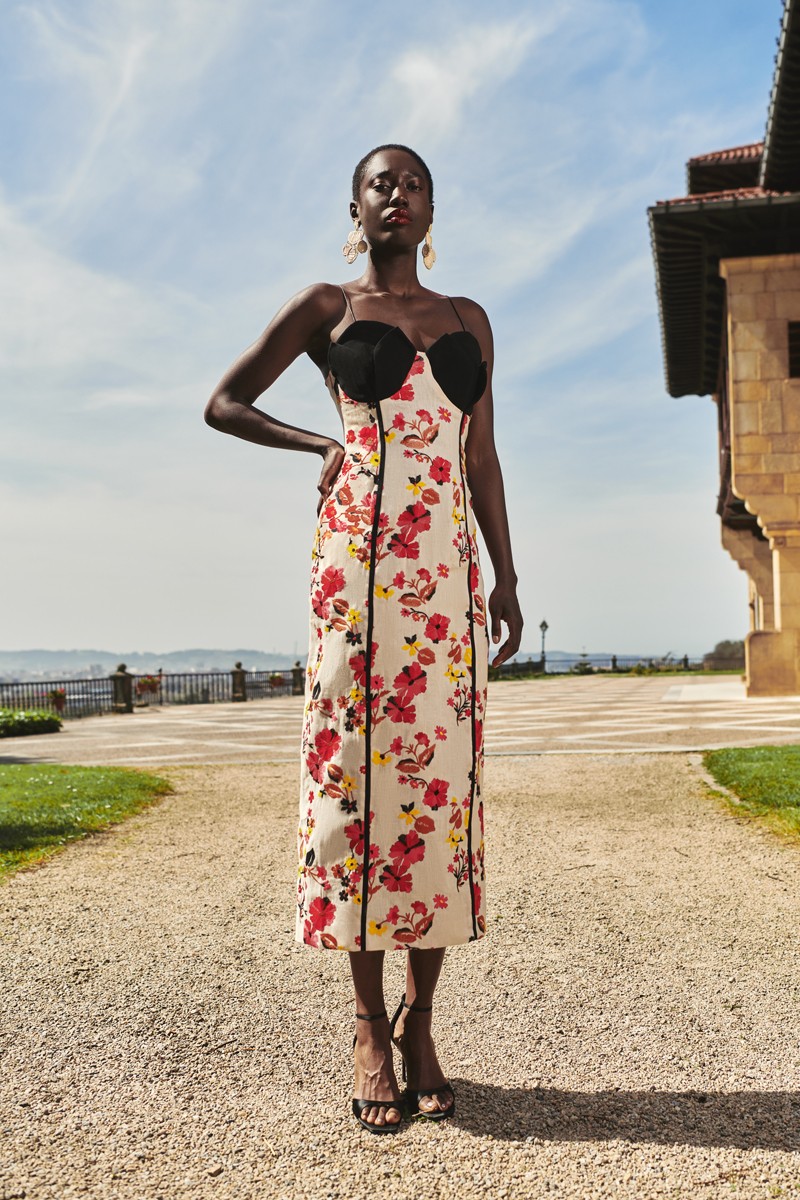 vestido  midi de lino bordado flores con cazuelas de tulipanes para invitadas a boda de verano, fiesta, ocasión especial