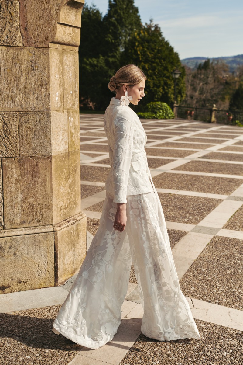 traje para novia blazer y falda pantalon de gasa bordada blanca para invitada evento, boda civil, fiesta blanca, ibicenca, bohochic
