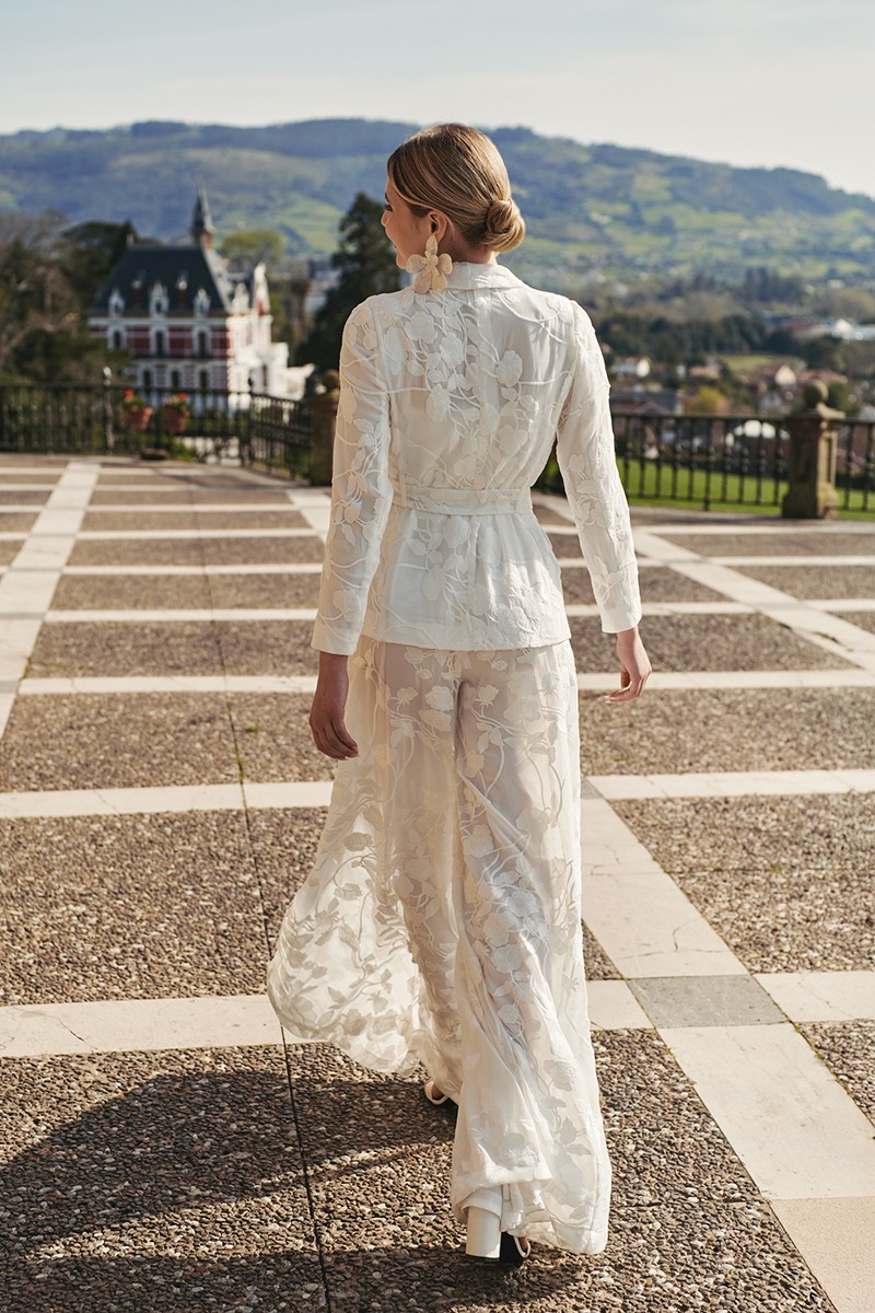 comprar online  traje de chaqueta en gasa flores bordadas blanca con cuello esmoquin, boda civil, madre de comunion, bautizo, fondo de armariocomprar online  traje de chaqueta en gasa flores bordadas blanca con cuello esmoquin, boda civil, madre de c