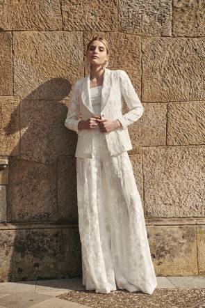 blazer en gasa flores bordadas blanca con cuello esmoquin, boda civil, madre de comunion, bautizo, fondo de armario