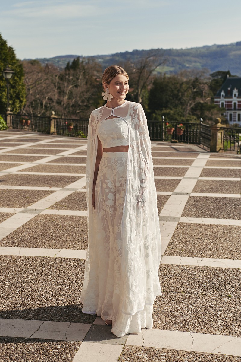 comprar online Capa larga de gasa bordada de flores blancas para novia civil, bohochic, boda ibicenca o por la iglesia