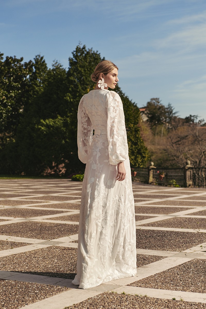 falda larga bordada en flores blancas de excelente calidad con forma evasé para novia civil, boda por la iglesia, boda en la playa, boho chic.