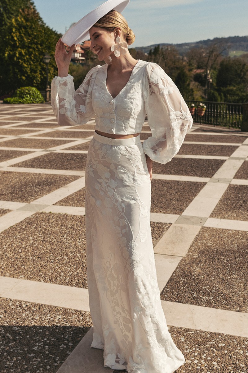Preciosa falda larga de gasa bordada en flores blancas de excelente calidad con forma evasé para novia civil, boda por la iglesia, boda en la playa, boho chic.