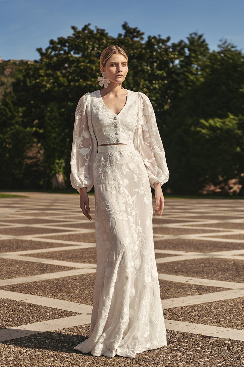 Preciosa falda larga en gasa bordada en flores blancas de excelente calidad con forma evasé para novia civil, boda por la iglesia, boda en la playa, boho chic.