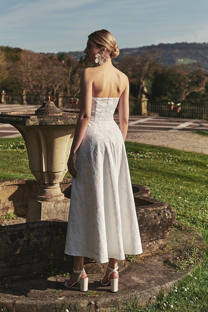 vestido escote corazon para novias  midi brocado flores blanco con falda vuelo, segundo vestido, mama de comunion o bautizo, shoponline