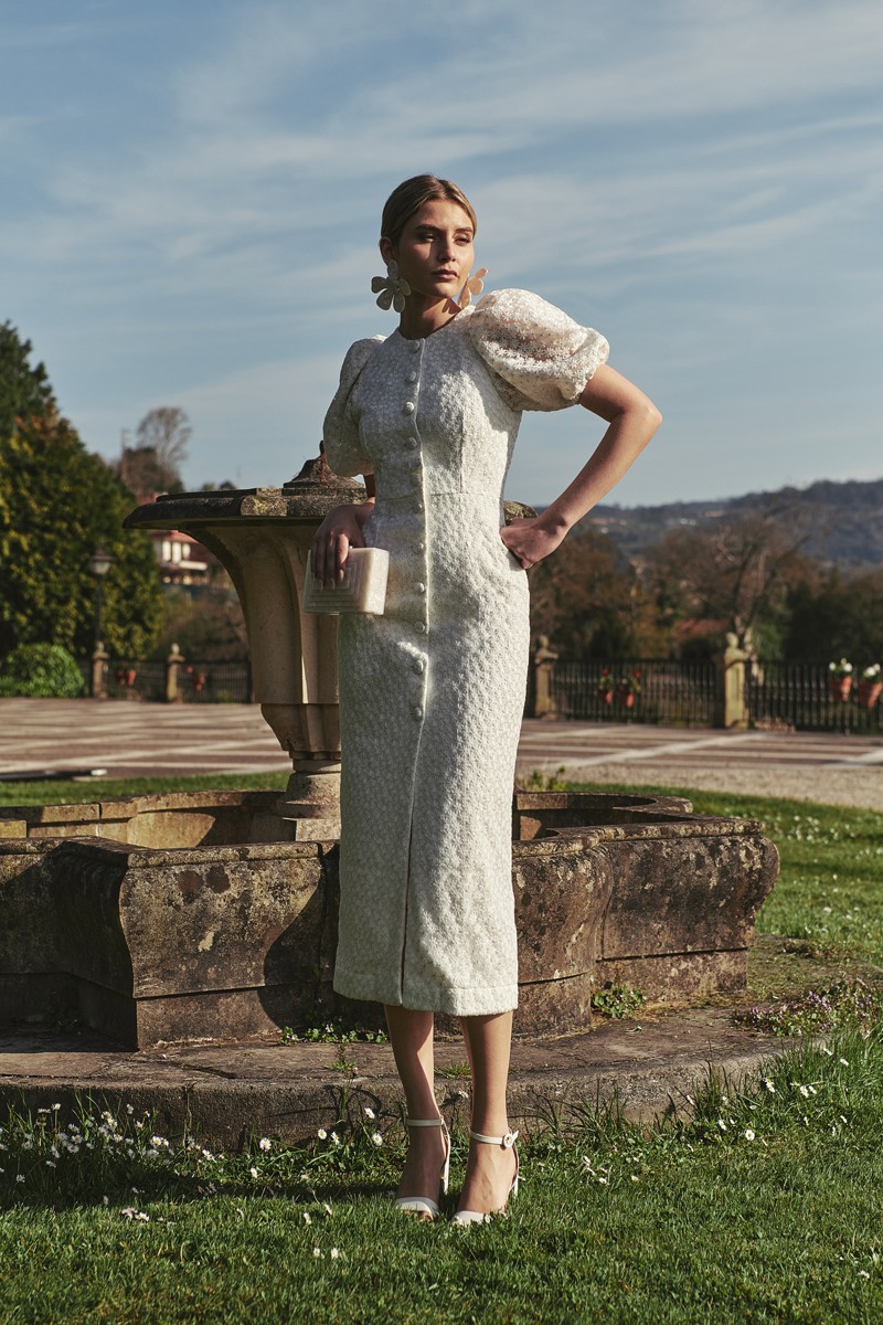 vestido  blanco midi confeccionado en un tul ligero con margaritas bordadas con manga abullonada escote en pico para invitadas comunion bautizo novia civil