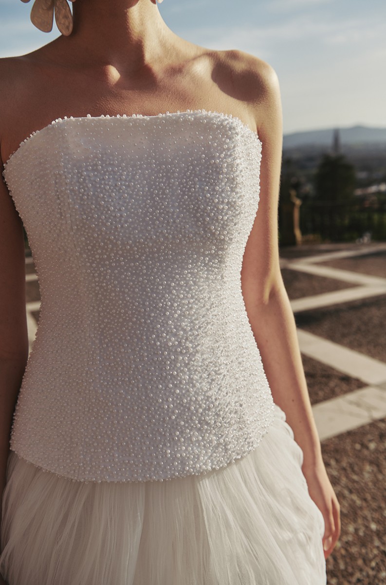  corsé con perlas sobre crepe blanco para novia, segundo vestido, fiesta, evento, gala, bride